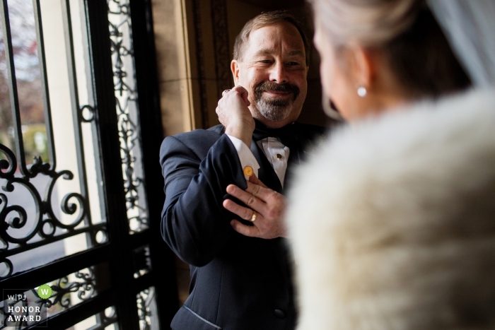 Photo: <a href="https://www.wpja.com/contests/2018-v18-photography-competition/best-wedding-photographers/2356076"> Kevin Trimmer - Île de Rhode Providence </a> Photographie de mariage documentaire à Providence - Le père de la mariée exhibant des boutons de manchette