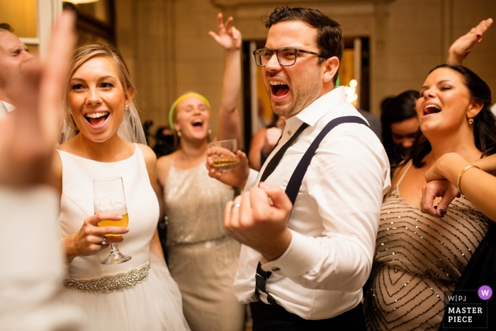Zdjęcie: <a href="https://www.wpja.com/contests/2018-v18/best-wedding-photographers/2356096"> Kevin Trimmer - Providence Rhode Island </a> Opatrzność ślubna z parą tańczącą i śpiewającą na przyjęciu RI