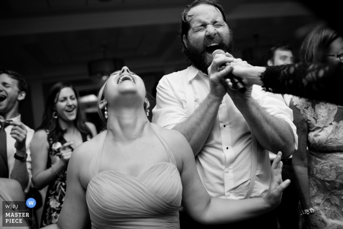 Foto di: <a href="https://www.wpja.com/contests/2018-v18/best-wedding-photographers/2356121"> Kevin Trimmer - Providence Rhode Island </a> Foto di matrimonio di Providence di ospiti che cantano nel microfono | Fotografia di matrimonio del RI