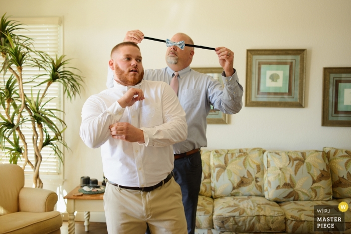 Foto por: <a href="https://www.wpja.com/contests/2018-v18/best-wedding-photographers/2356581"> Neil Thurston - Nags Head Carolina del Norte </a> Fotografía de bodas en Manteo, NC - Novio Preparándose con corbatín