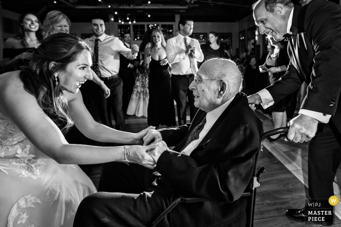Foto por: <a href="https://www.wpja.com/contests/2018-v18/best-wedding-photographers/2356936"> Michelle Arlotta - Milford New Jersey </a> Fotoperiodismo de bodas en Nueva Jersey: la novia baila con el abuelo en la boda de Liberty House NJ