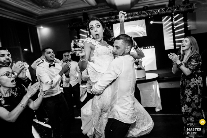 Foto por: <a href="https://www.wpja.com/contests/2018-v18/best-wedding-photographers/2357951"> Jacques Mateos - París </a> Imagen de una pareja bailando por un fotógrafo de bodas de Lyon.