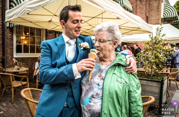Foto por: <a href="https://www.wpja.com/contests/2018-v18/best-wedding-photographers/2359846"> Peter Kos - Haarlem Noord Holland </a> Fotoperiodismo de bodas en Rotterdam - helado para la abuela