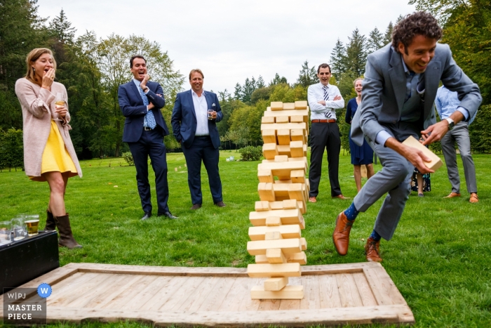Foto por: <a href="https://www.wpja.com/contests/2018-v18/best-wedding-photographers/2361591"> Indra Simons - Enschede Overijssel </a> Denekamp foto de boda | Fotografía de boda de juego de bloques de madera, Jenga.