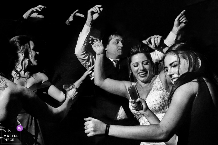 Fotos de casamento de convidados da festa de recepção dançando por fotógrafo de Goiânia