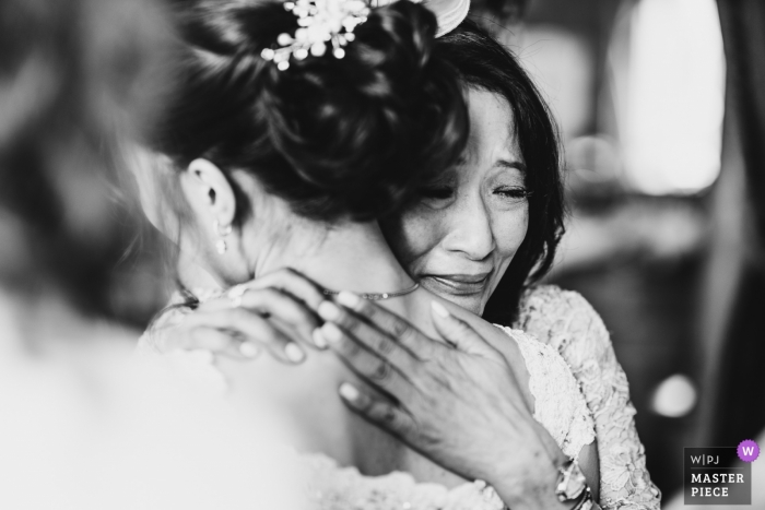 Foto por: <a href="https://www.wpja.com/contests/2018-v18/best-wedding-photographers/2362971"> Mark Wallis - Belper Derbyshire </a> Stoke Park, Buckinghamshire, Reino Unido Fotografía de boda de novia y mamá abrazando.