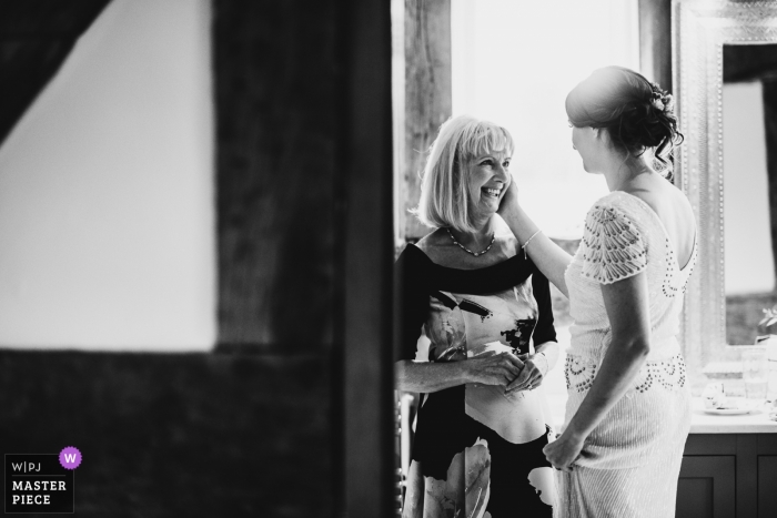 Foto von: <a href="https://www.wpja.com/contests/2018-v18/best-wedding-photographers/2363016"> Mark Wallis - Belper Derbyshire </a> Parr Green Hall, Malpas, Cheshire, UK Hochzeitsfoto Moment zwischen Braut und Mutter.