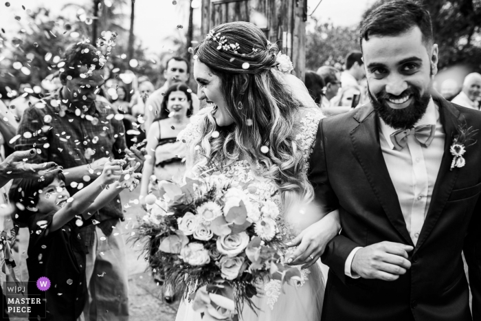 Foto por: <a href="https://www.wpja.com/contests/2018-v18/best-wedding-photographers/2363416"> Bruno Montt - Río de Janeiro Río de Janeiro </a> Fotos de una pareja saliendo de la iglesia bajo confeti por un fotógrafo de bodas de Río de Janeiro.