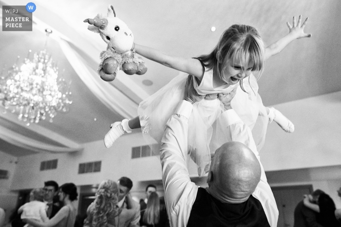 Foto: <a href="https://www.wpja.com/contests/2018-v18/best-wedding-photographers/2363971"> Ian Bursill - Loughborough Leicestershire </a> Mythe Barn, Atherstone, BRITISCHE Hochzeitstagphotographie des Blumenmädchens Spaß auf der Tanzfläche habend.