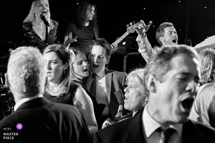 Foto: <a href="https://www.wpja.com/contests/2018-v18/best-wedding-photographers/2364026"> Ian Bursill - Loughborough Leicestershire </a> Rotherby, Leicestershire, UK Hochzeitsfotografie mit Live-Band an der Rezeption
