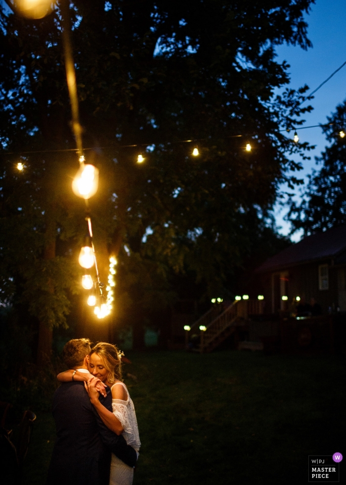 Zdjęcie: <a href="https://www.wpja.com/contests/2018-v18/best-wedding-photographers/2364766"> Ben Benvie - Toronto Ontario </a> Ślub strzelać w recepcji na zewnątrz z Toronto para tańczy pod sznurkami świateł