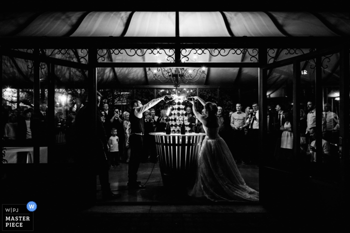 Foto por: <a href="https://www.wpja.com/contests/2018-v19/best-wedding-photographers/2367386"> William Lambelet - Montpellier </a> Ducha de champán, fotografía de boda de Lyon, Francia.
