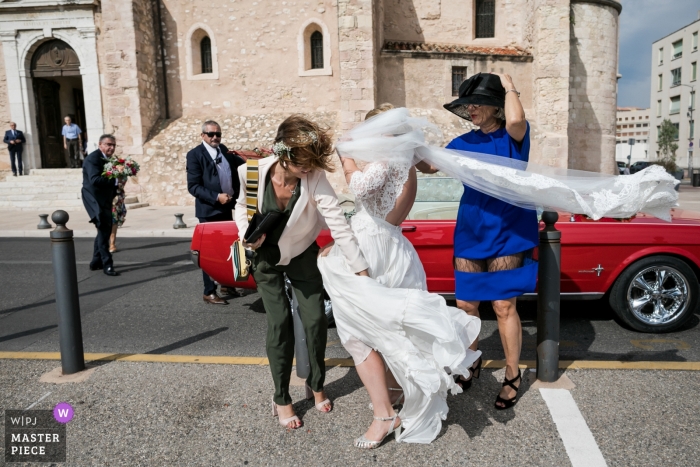 Foto por: <a href="https://www.wpja.com/contests/2018-v19/best-wedding-photographers/2367411"> William Lambelet - Montpellier </a> Fotografía de boda de día de viento en Marsella, Francia