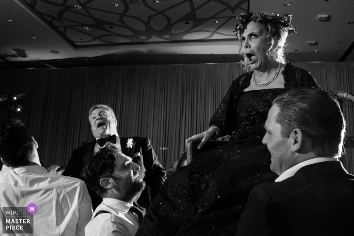 Photo: <a href="https://www.wpja.com/contests/2018-v19/best-wedding-photographers/2368156"> Candice C. Cusic - Chicago, Illinois </a> Chicago Hora danse lors d'un mariage juif avec maman et papa