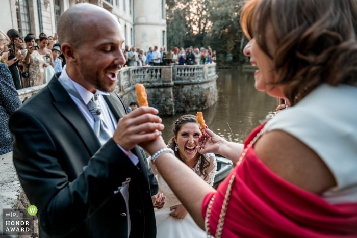 Photo: <a href="https://www.wpja.com/contests/2018-v19-photography-competition/best-wedding-photographers/2368341"> Cedric Derbaise - Bury </a> Photographie documentaire de mariage du marié sur le point de manger au Château d'Ermenonville - France