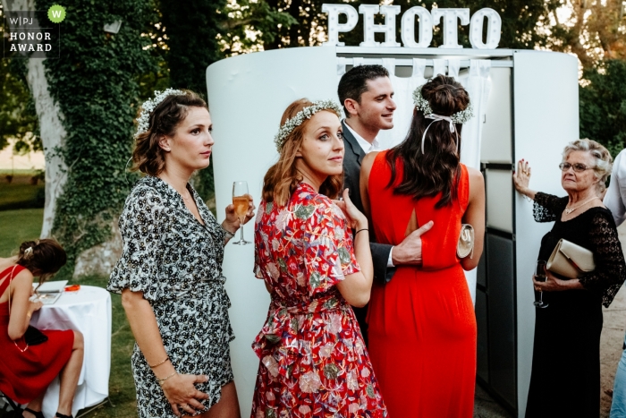 Imagens documentais de casamento PACA de convidados do lado de fora da cabine fotográfica na recepção