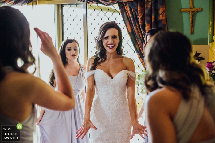 Foto por: <a href="https://www.wpja.com/contests/2018-v19-photography-competition/best-wedding-photographers/2369091"> Dean Dampney - Lake Tabourie New South Wales </a> Wollongong, NSW, Australia foto de boda de damas de honor que controlan el vestido de la novia | fotografía de boda para Australia