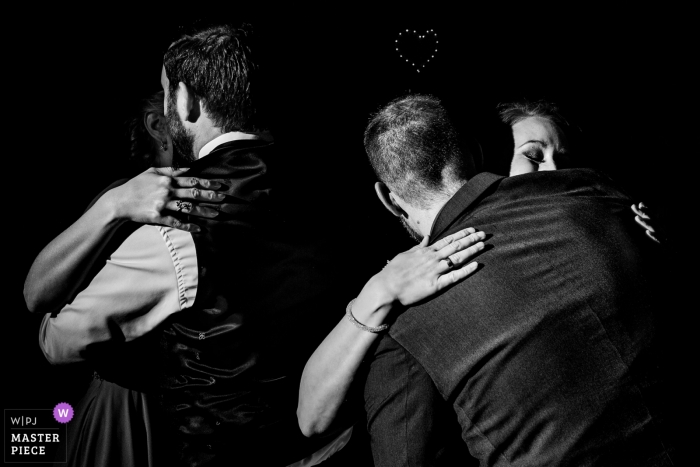 Zdjęcie: <a href="https://www.wpja.com/contests/2018-v19/best-wedding-photographers/2369161"> Steven Herrschaft - Lützelbach Hessen </a> Hesja wesele fotoreportaż obraz Niemiec przytulanie par