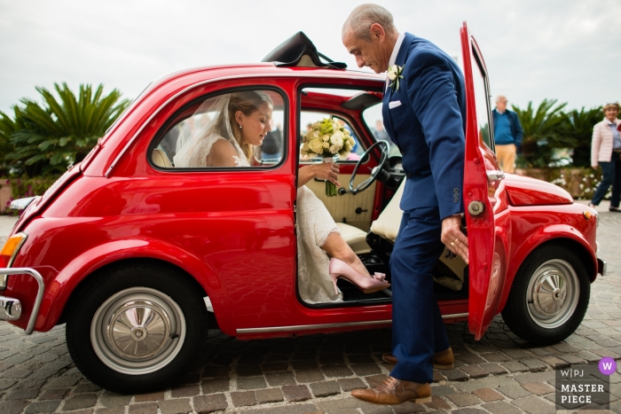 Foto por: <a href="https://www.wpja.com/contests/2018-v19/best-wedding-photographers/2369246"> Alessandro Di Noia - Gussago Brescia </a> Sesión de boda de Brescia con una novia y un padre que llegan en un auto pequeño - La novia llega
