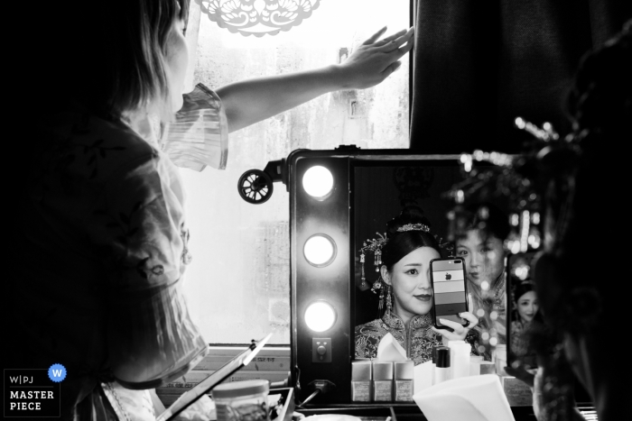 Foto por: <a href="https://www.wpja.com/contests/2018-v19/best-wedding-photographers/2369731"> Chenjie Tan - JiaXing </a> Sessão de fotos de casamento com preparação de noiva em espelhos em Zhejiang