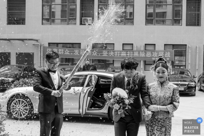 Foto door: <a href="https://www.wpja.com/contests/2018-v19/best-wedding-fotografen/2369916"> Chenjie Tan - JiaXing </a> Zhejiang-huwelijksfotografie - het paar komt bij de ontvangst aan met confettinkanon