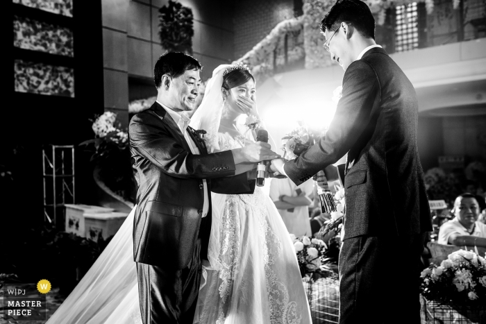 Photo: <a href="https://www.wpja.com/contests/2018-v19/best-wedding-photographers/2370466"> Wenbo Si - Zhengzhou </a> Chine Photos d'un couple lors d'une cérémonie en salle par un photographe de mariage de haut niveau au Henan