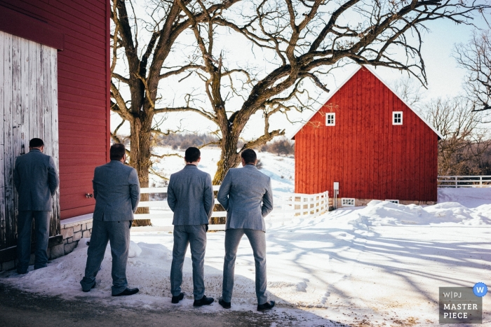 Photo: <a href="https://www.wpja.com/contests/2018-v19/best-wedding-photographers/2370906"> Bradley Hanson - Minneapolis au Minnesota </a> Mariage d'hiver dans le Minnesota | Les mecs prenant une pause dans la neige
