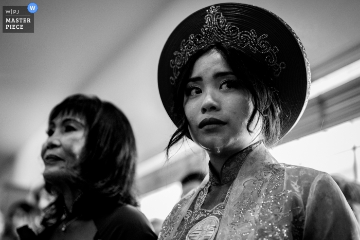 Foto por: <a href="https://www.wpja.com/contests/2018-v19/best-wedding-photographers/2371206"> Raymond Nguyen - Sacramento Califórnia </a> Foto de casamento documentário Sacramento de uma noiva asiática e roupa de noiva tradicional com lágrimas escorrendo pelo rosto