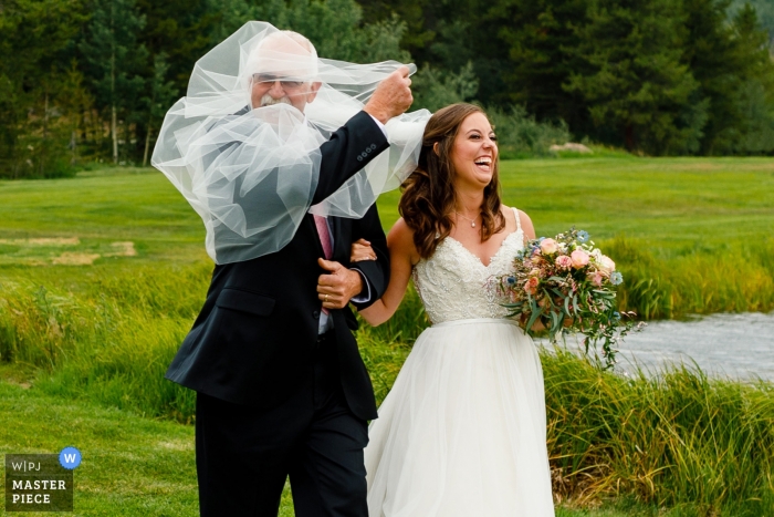Photo by: <a href="https://www.wpja.com/contests/2018-v19/best-wedding-photographers/2371571">Stacy Gillespie - Silverthorne Colorado</a> Vail Wedding Photographer | Veil troubles for this bride and her dad