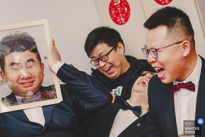 Shaanxi wedding photo | wedding photography of groomsmen participating in the Chinese door games