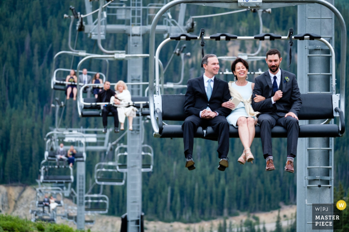 Photo: <a href="https://www.wpja.com/contests/2018-v19/best-wedding-photographers/2371956"> Kent Meireis - Kalispell Montana </a> Bassin d'Arapahoe, Colorado | sur le télésiège au mariage