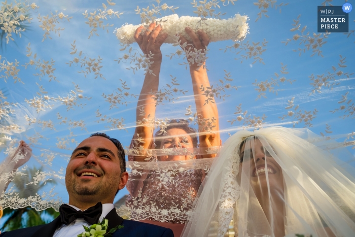 Foto door: <a href="https://www.wpja.com/contests/2018-v19/best-wedding-fotografen/2372071"> Shaunte Dittmar - Lake Tahoe California </a> Het paar van Puerto Vallarta tijdens hun huwelijksceremonie hield in openlucht onder blauwe hemel