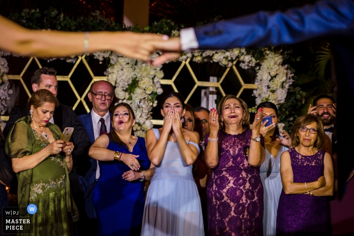 Foto de boda en el lago Tahoe de invitados que reaccionan ante la novia y el novio durante su primer baile.