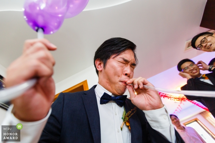 Zdjęcie: <a href="https://www.wpja.com/contests/2018-v19-photography-competition/best-wedding-photographers/2372106"> Yifan Liu - nowy obszar Binhai </a> Fotoreportaż ślubny w Tianjin | Grossman nadmuchuje balony w ramach gier przedślubnych