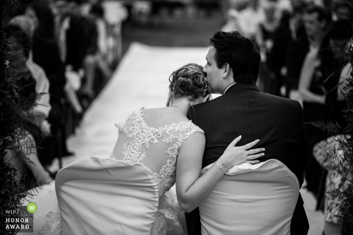 Photo: <a href="https://www.wpja.com/contests/2018-v19-photography-competition/best-wedding-photographers/2372326"> Sven Soetens - Stekene </a> Le marié de la Flandre orientale baise la mariée sur la tête pendant leur mariage
