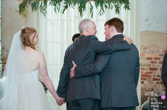 Foto von: <a href="https://www.wpja.com/contests/2018-v19/best-wedding-photographers/2372436"> Megan Resch - Louisville Kentucky </a> Hochzeitsfoto von der Zeremonie mit dem Vater in Atlanta, GA