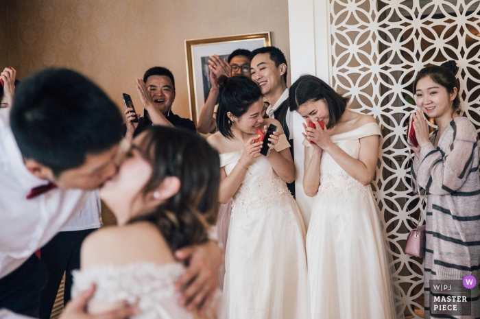 Foto von: <a href="https://www.wpja.com/contests/2018-v19/best-wedding-photographers/2372461"> Jinn Chang - ChongQing </a> Bilder eines Paares, das von einem Top-ChongQing-Hochzeitsfotografen küsst