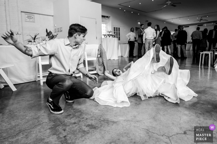 Photo: <a href="https://www.wpja.com/contests/2018-v19/best-wedding-photographers/2373181"> Milan Lazic - Chicago, Illinois </a> Photojournalisme de mariage dans la salle de réception de Chicago avec la mariée allongée sur le dos après être tombée