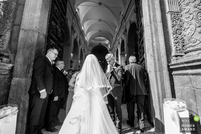 Sicilia Hochzeitsfoto des Vaters, der die Hand der Braut küsst | Hochzeitsfotografie vor der kirchlichen Zeremonie