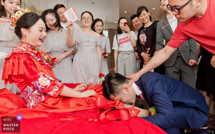 Zdjęcie: <a href="https://www.wpja.com/contests/2018-v19/best-wedding-photographers/2374526"> Lei Zhao - Weinan City </a> Dystrykt Lintong, prowincja Shaanxi, Chiny pan młody ugiął język i polizał stopę panny młodej. Panna młoda uśmiechnęła się i zapytała: "Jak smakuje?"