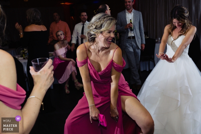 Foto von: <a href="https://www.wpja.com/contests/2018-v19/best-wedding-photographers/2376556"> Orlando Suarez - Kennesaw Georgia </a> Brautjungfer und Braut tanzen auf der Hochzeitsfeier-Party in Atlanta