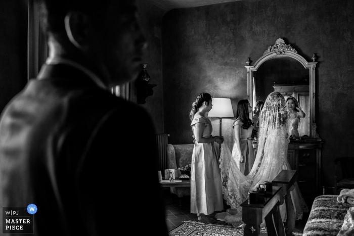 Photo by: <a href="https://www.wpja.com/contests/2018-v19/best-wedding-photographers/2376991">Donatella Barbera - Certaldo Firenze</a> Wedding photojournalism of a bride preparing in a mirror in Tuscany