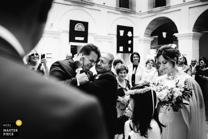 Foto von: <a href="https://www.wpja.com/contests/2018-v19/best-wedding-photographers/2377556"> Francesco Gravina - Castellaneta, Taranto </a> Hochzeitsfotograf Puglia | Wahre Emotionen vom Vater während der Zeremonie