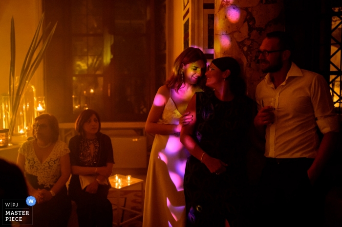 Foto door: <a href="https://www.wpja.com/contests/2018-v19/best-wedding-photographers/2377666"> Luca Panvini - Roma Roma </a> Trouwfotoshoot in Rome bij een receptie met warme en roze verlichting