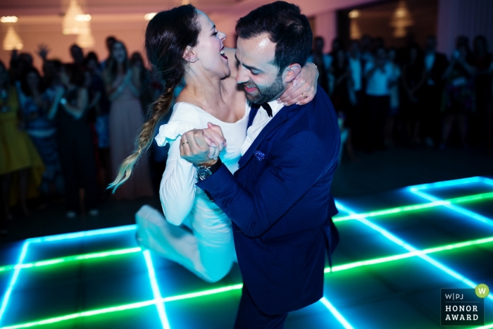 Foto por: <a href="https://www.wpja.com/contests/2018-v19-photography-competition/best-wedding-photographers/2378731"> Paulo Castro - Guimaraes </a> Paredes, Portugal foto de periodismo de bodas imagen de una pareja durante su primer baile con iluminación de neón para pista de baile