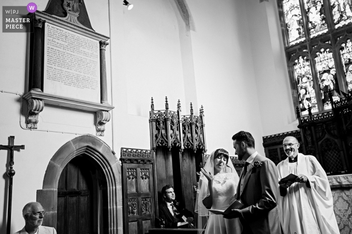 Foto von: <a href="https://www.wpja.com/contests/2018-v19/best-wedding-photographers/2379096"> Artem Pitkevich - Saint-Petersburg </a> Hochzeits-Fotojournalismus in einer Sankt-Petersburg-Kirche während der Zeremonie