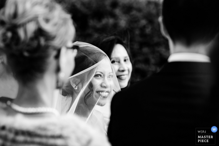 Foto di: <a href="https://www.wpja.com/contests/2018-v19/best-wedding-photographers/2380026"> Johnny Shryock - Arlington Virginia </a> Guardando verso il futuro marito durante la cerimonia di Arlington, VA presso 2941 Restaurant, VA