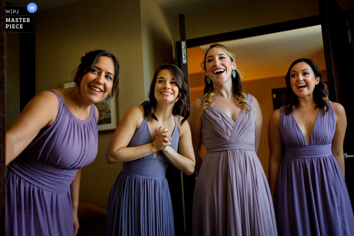 Photo: <a href="https://www.wpja.com/contests/2018-v19/best-wedding-photographers/2380426"> Travis Haughton - Chicago, Illinois </a> Les demoiselles d'honneur réagissent en voyant la mariée dans sa robe de mariée alors qu'elles se préparent à l'hôtel Palomar de Chicago