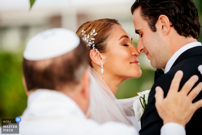Foto door: <a href="https://www.wpja.com/contests/2018-v19/best-wedding-fotografen/2380691"> Melissa Mercado - Playa del Carmen Quintana Roo </a> Riviera Maya Huwelijksfotografie van bruid en bruidegom van aangezicht tot aangezicht tijdens openluchtceremonie.
