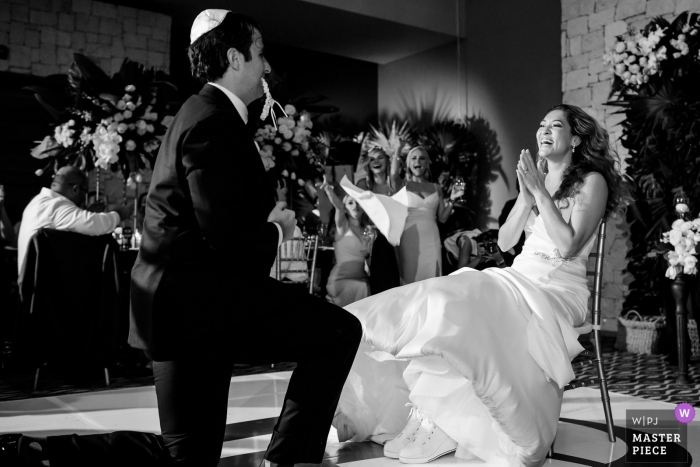 Foto door: <a href="https://www.wpja.com/contests/2018-v19-photography-competition/best-wedding-fotografen/2380731"> Melissa Mercado - Playa del Carmen Quintana Roo </a> Nizuc, Cancun, Mexico paar op de dansvloer tijdens kousebandritueel bij huwelijksontvangst